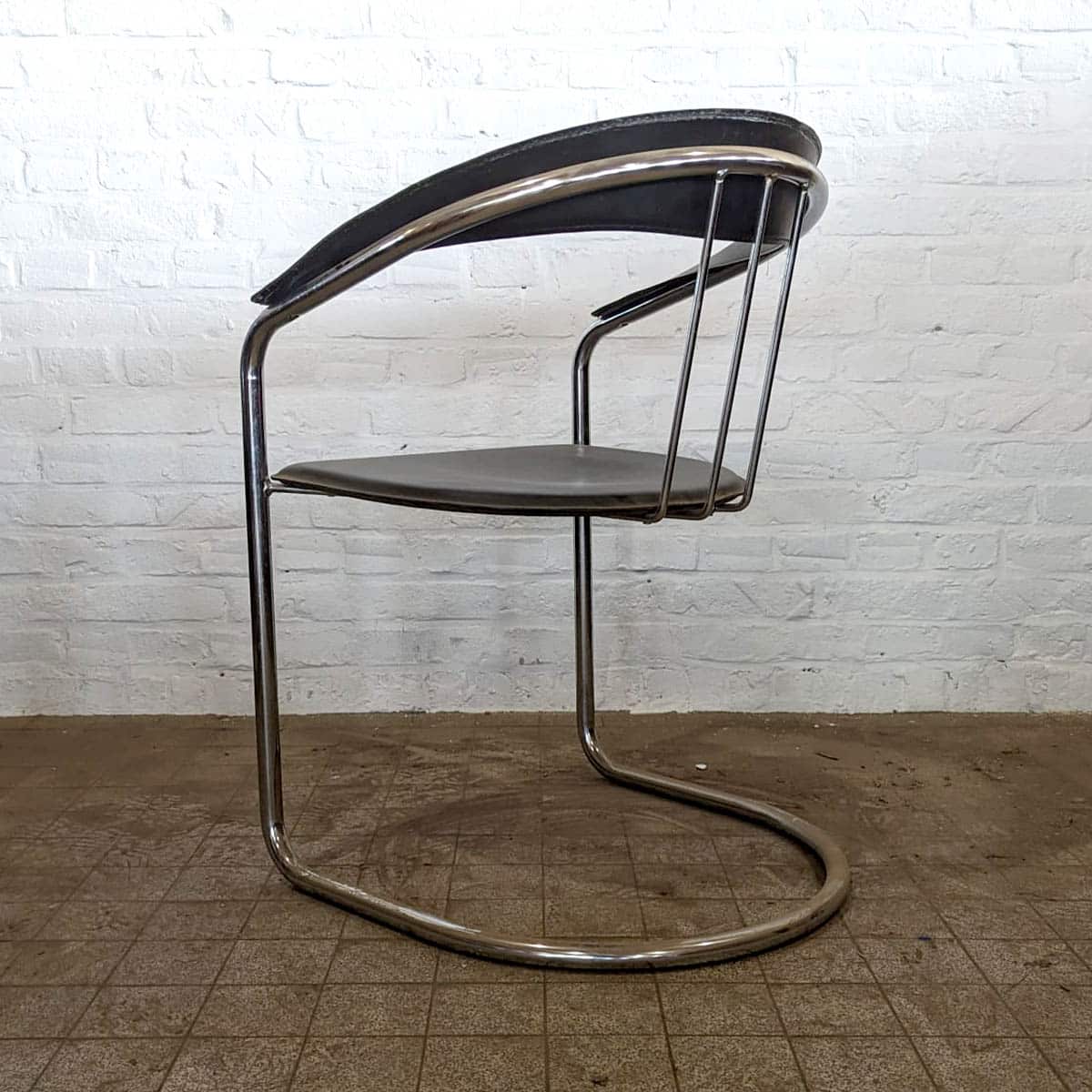 5ba7c571-4877-4479-a81d-a93e66ecc7aa | Matériaux Authentiques Fauteuil cuir noir et chrome