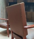 fauteuil en cuir marron usé clouté
