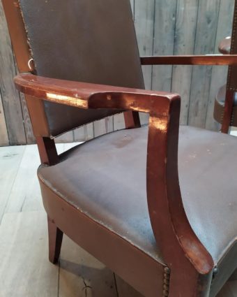 fauteuil en cuir marron usé clouté