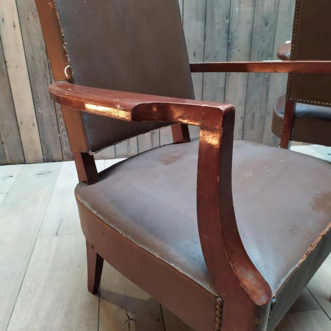 fauteuil en cuir marron usé clouté