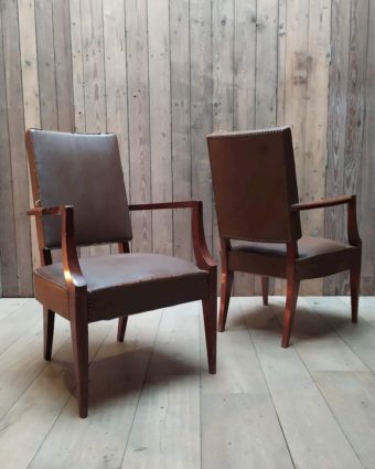 fauteuil en cuir marron usé clouté