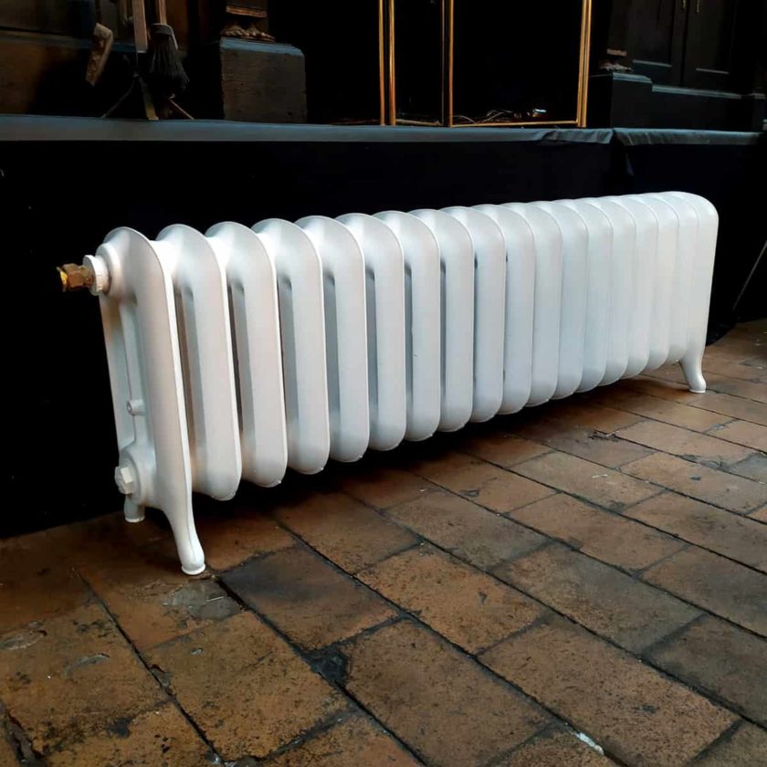 Add a touch of authenticity to your interior design with our smooth antique cast iron radiators made of 3 branches.