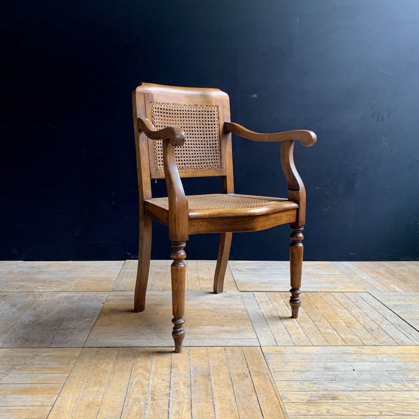 Antique oak barber chair, 91x58x44cm.