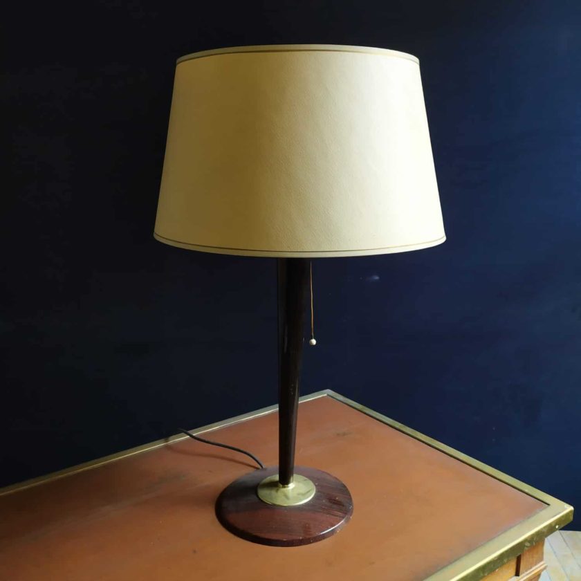 Lampe vintage avec pied en bois et coupelle en verre.