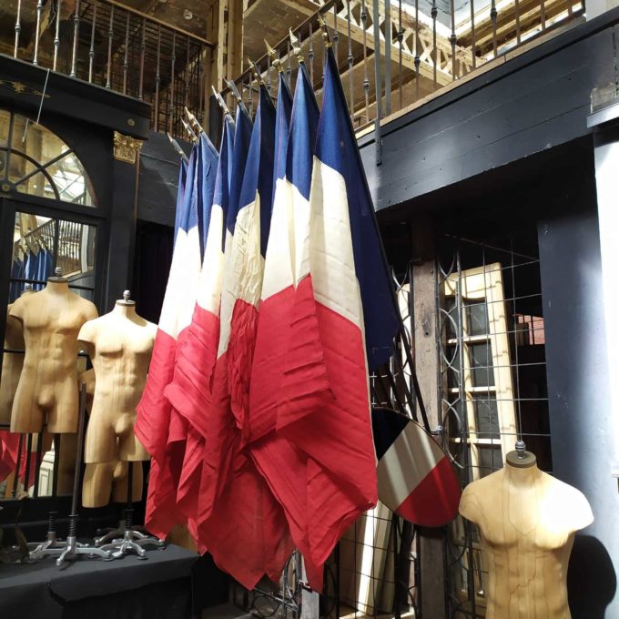 Porte drapeau avec ses 9 drapeaux de la France.
