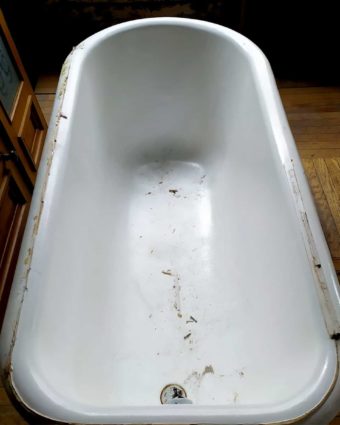 Baignoire ancienne sur pieds, 162x77x65.5cm.