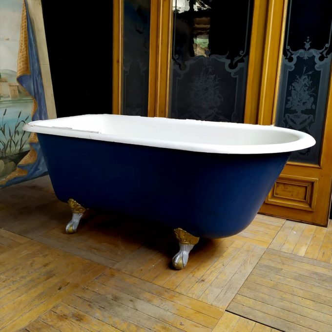 Antique bathtub on feet, 162x77x65.5cm.