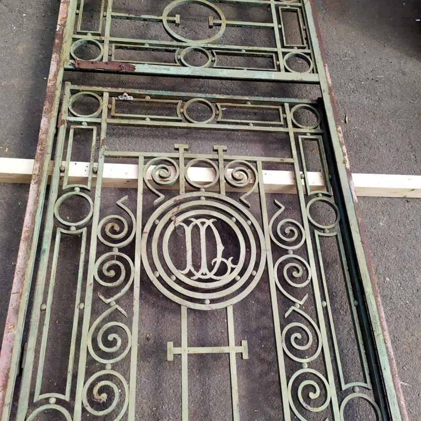 Porte ancienne métallique, 317x104cm.