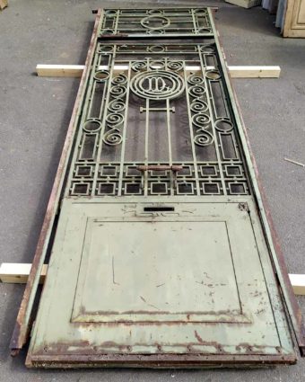Porte ancienne métallique, 317x104cm.