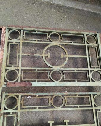 Porte ancienne métallique, 317x104cm.