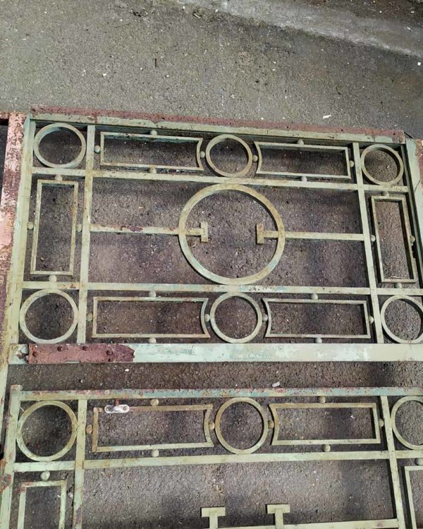 Porte ancienne métallique, 317x104cm.