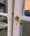 Double curved door with mirror details