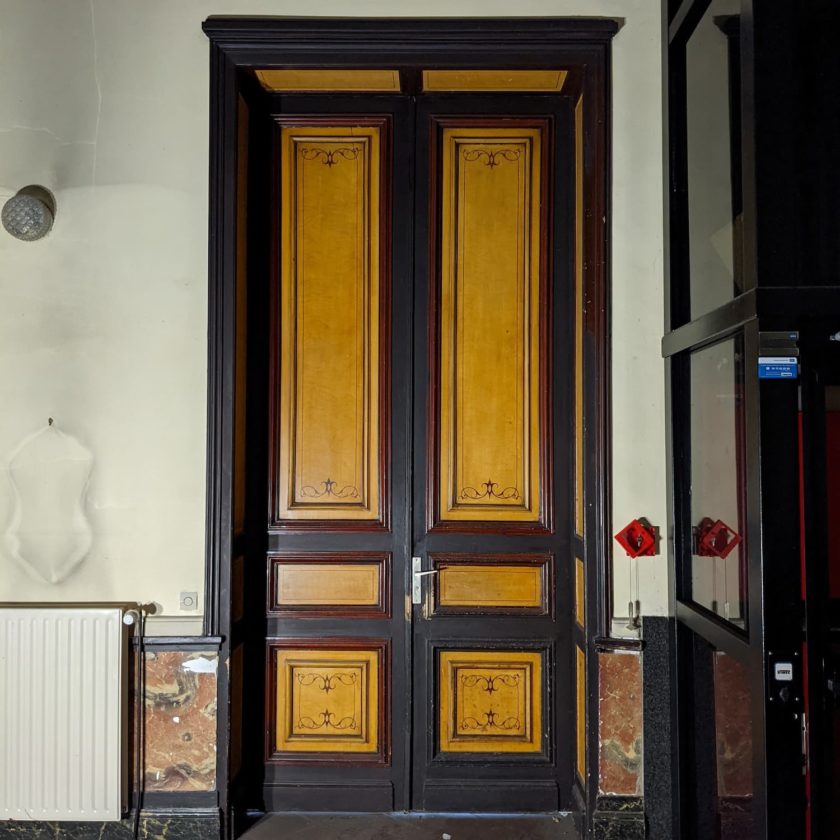 Napoleon style double door front