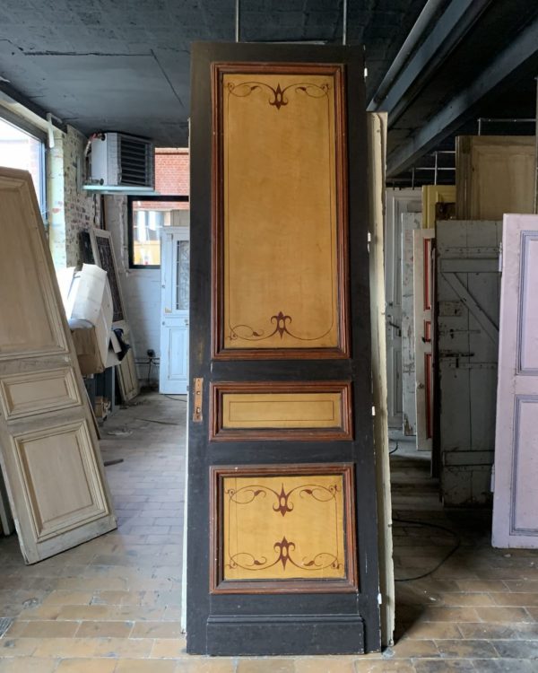 Haussmannian door with hand painting