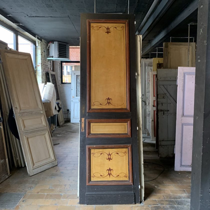 Haussmannian door with hand painting