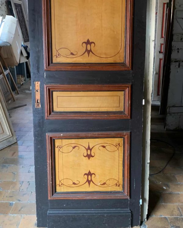 porte haussmannienne avec peinture à la main zom