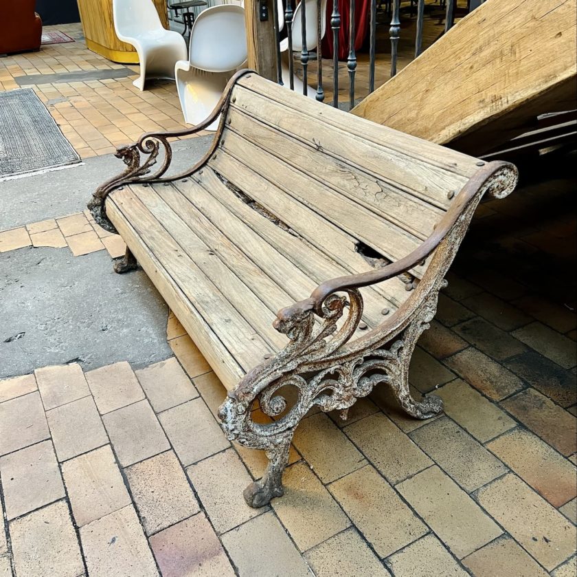 Bench with lion's foot side