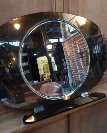 Wall mirror with