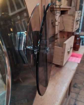Wall mirror with zoom