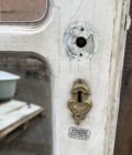 porte ancienne avec miroir details