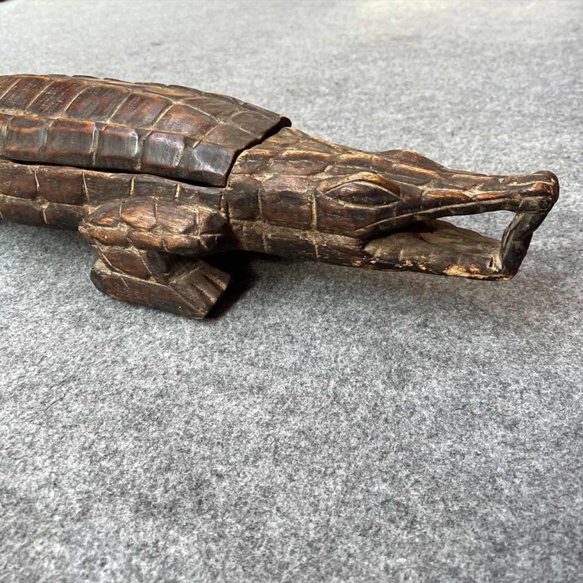 Crocodile sculpture zoom