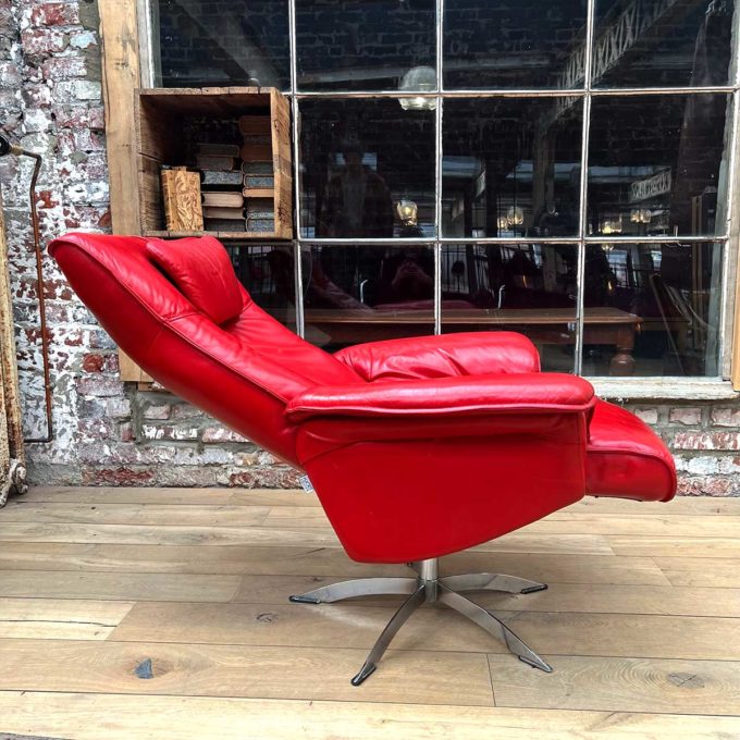 fauteuil garni de cuir rouge open