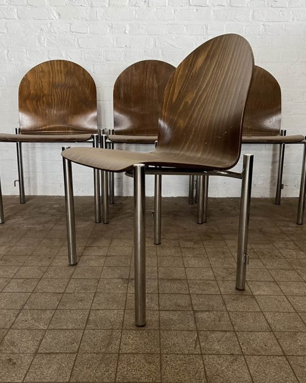 Lot de chaise empilables en bois thermoformé