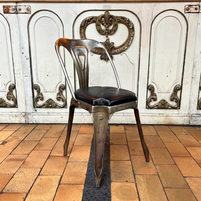 Chaise en métal style Tolix