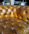 Chesterfield en cuir marron clair details