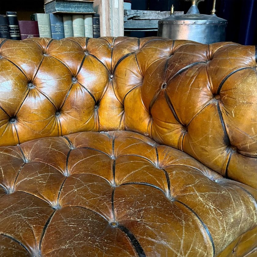 Chesterfield in light brown leather details