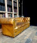 Chesterfield en cuir marron clair side 1