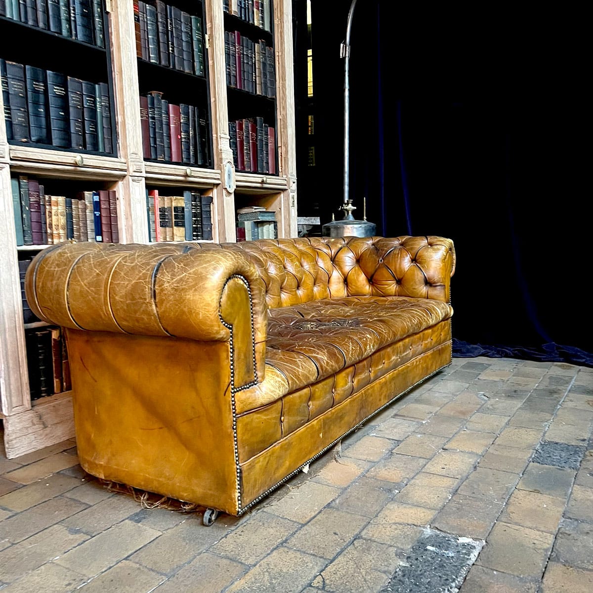 Chesterfield in light brown leather side 1