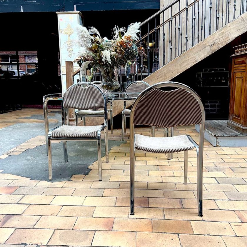 4 chairs with their table back