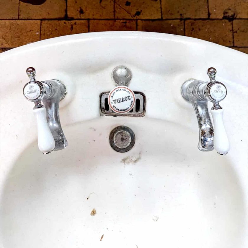 Pedestal sink details