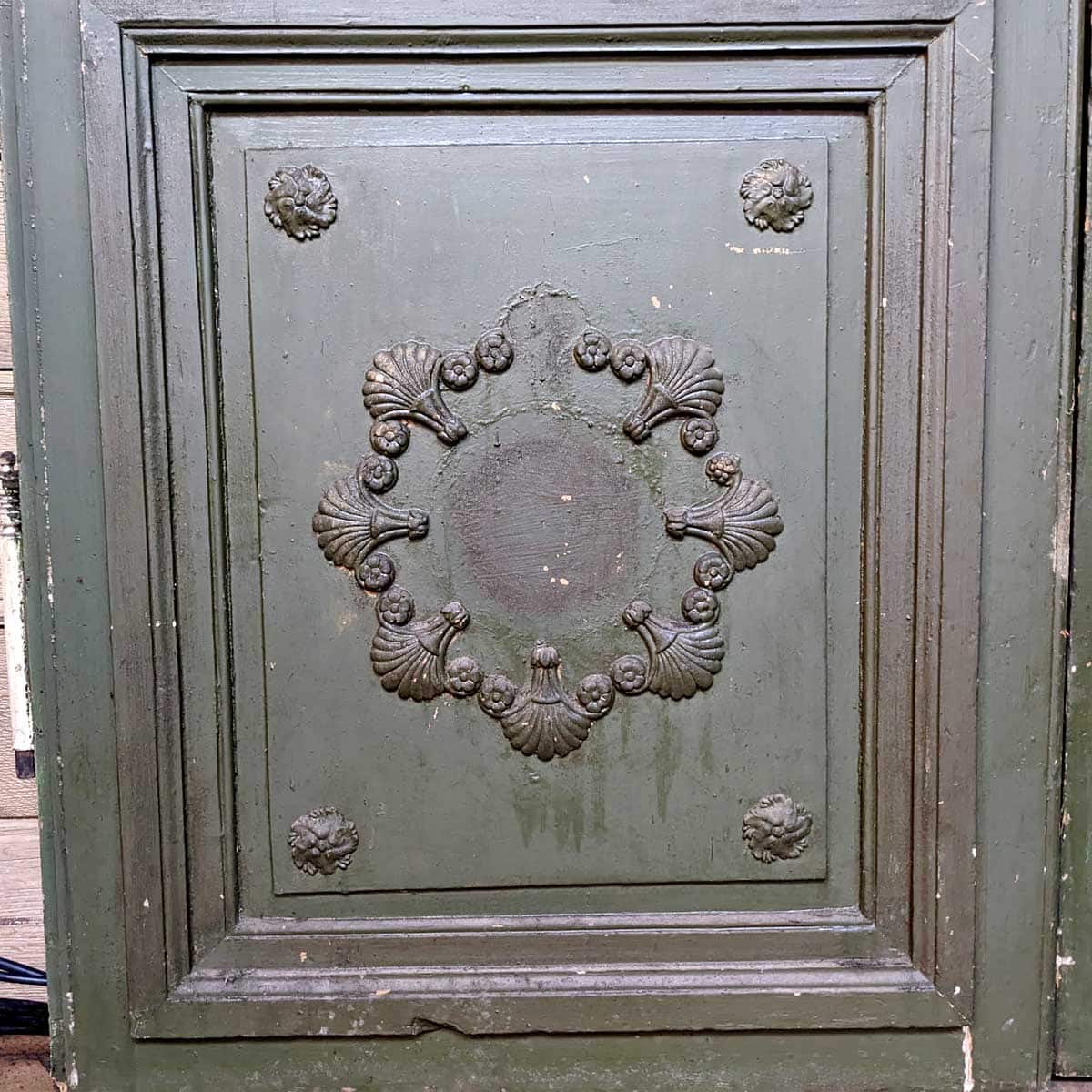 Double porte de style directoire details | Matériaux Authentiques Double porte de style directoire details