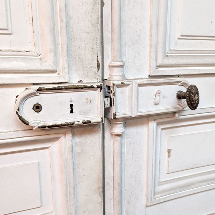 Double curved Haussmannian door zoom