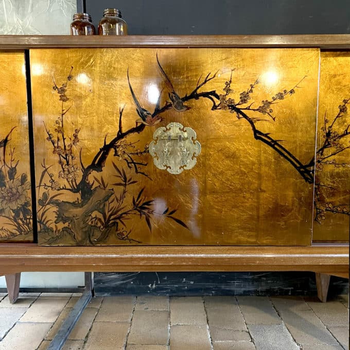 Chinese sideboard with golden lacquered panels middle