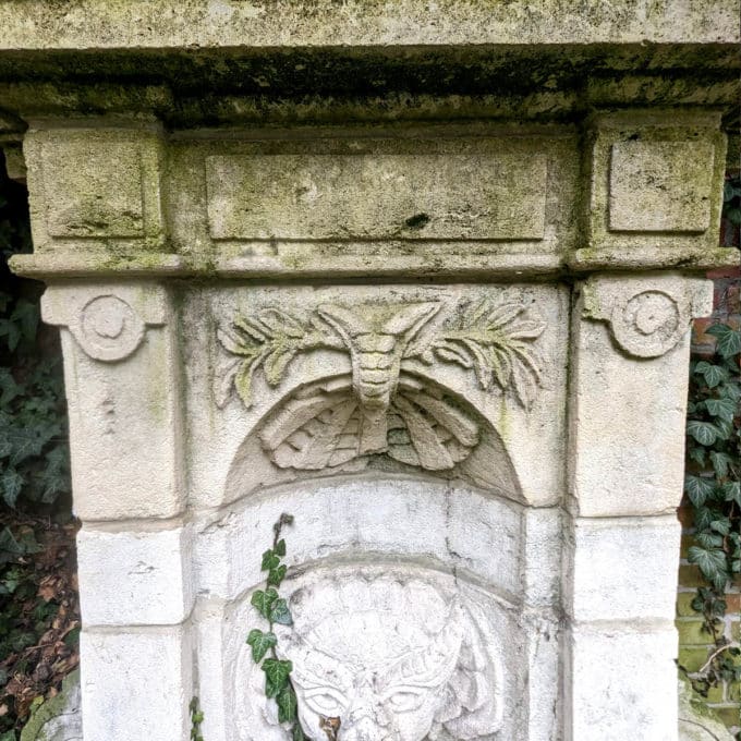 Fountain in reconstituted stone top
