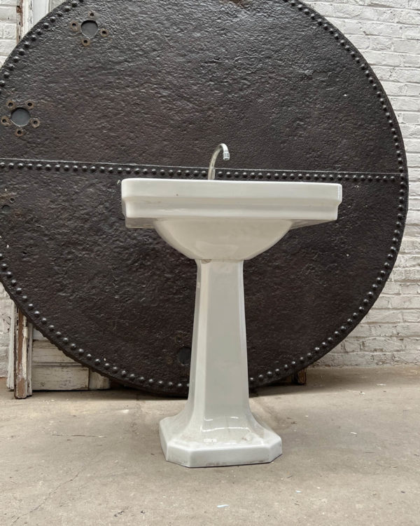 Lavabo ancien sur pied