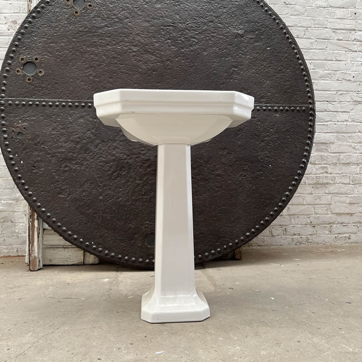Antique pedestal washbasin