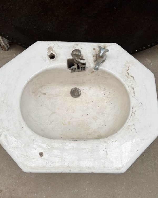 Antique pedestal washbasin