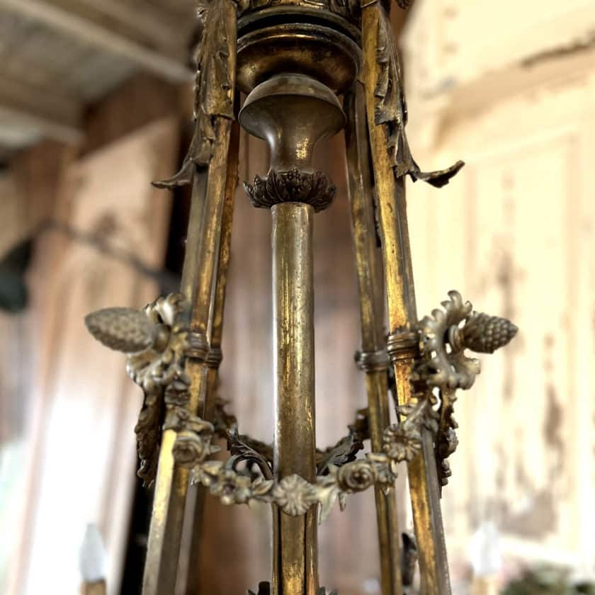 Chandelier in bronze louis XVI details