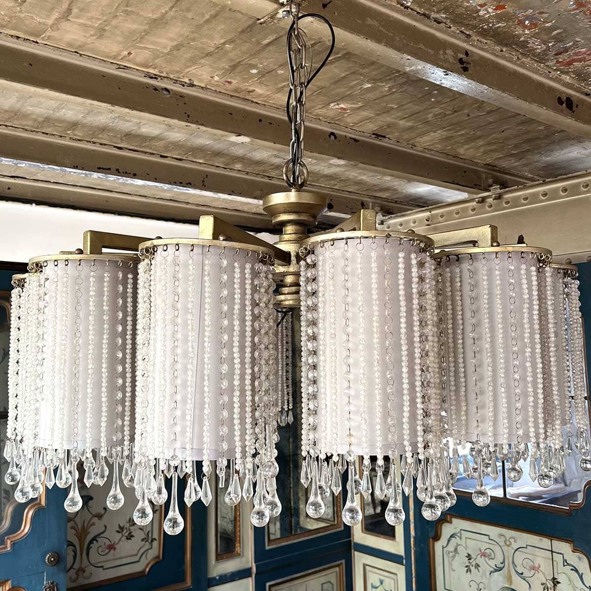 Radiant chandelier in gilded metal