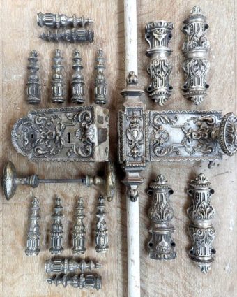 Ensemble de quincaillerie pour double porte