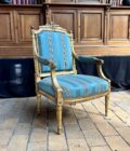 Fauteuil en bois mouluré doré