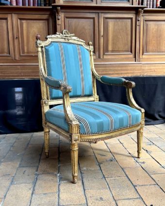 Fauteuil en bois mouluré doré