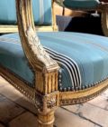 Fauteuil en bois mouluré doré details