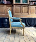 Fauteuil en bois mouluré doré side