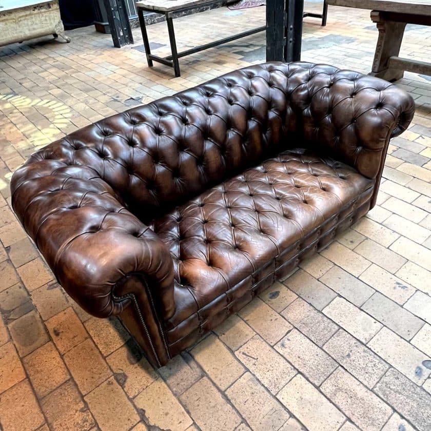 Chesterfield sofa 2-seater side 1