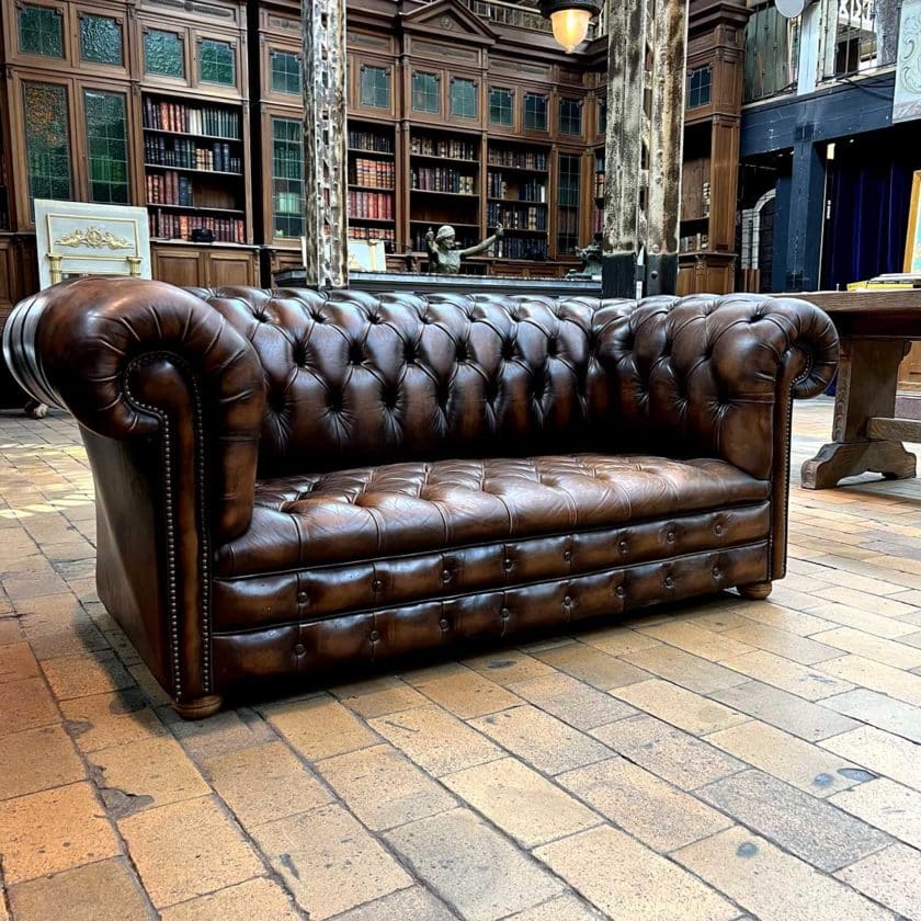 Chesterfield sofa 2-seater side